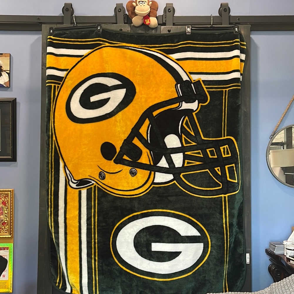 Northwest Brand Large Fluffy Green Bay Packers Throw 60” x 50”